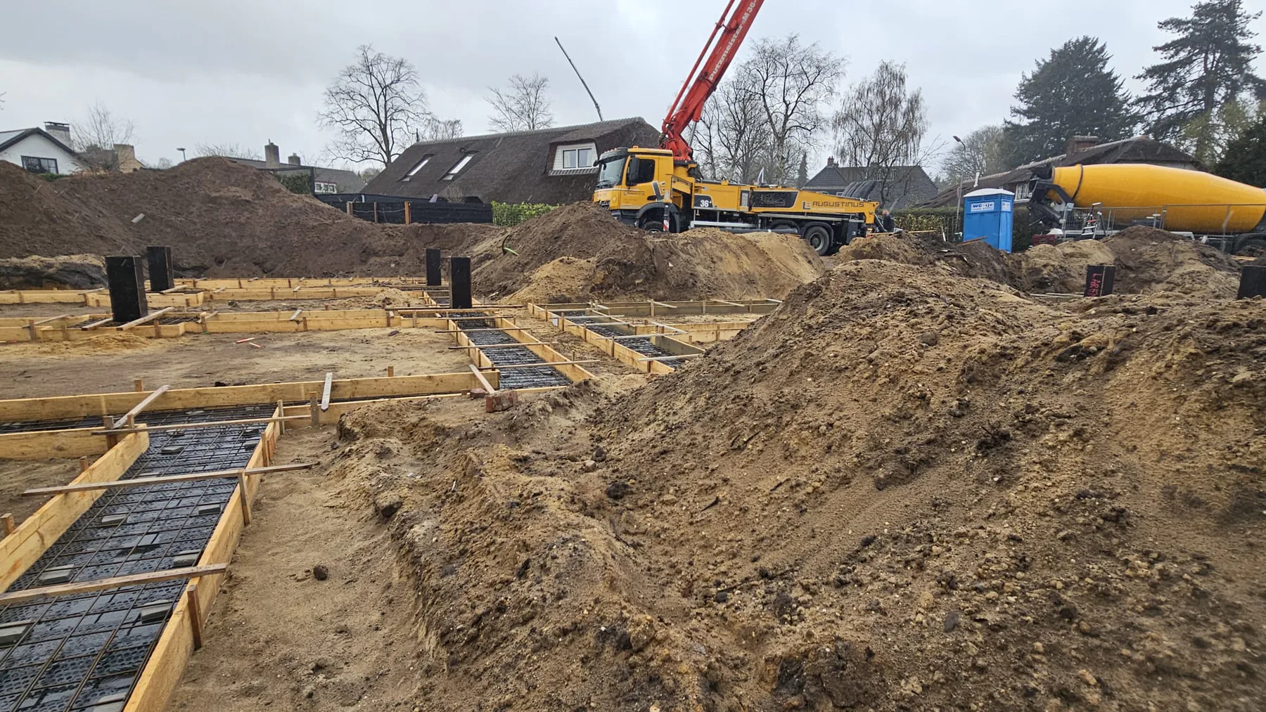 Fundering in voorbereiding voor een vrijstaande nieuwbouwwoning